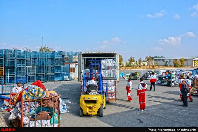 بسته بندی وارسال کمک های مردمی به مناطق زلزله زده توسط جمعیت هلال احم
