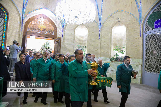 گل‌آرایی ضریح حضرت معصومه(س) 