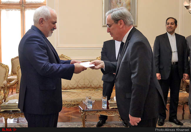تقدیم استوارنامه سفیر جدید فرانسه به وزیر امور خارجه