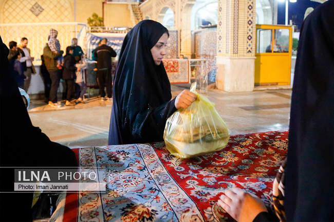 پذیرایی افطار از زائران در ورودی حرم امام رضا(ع)