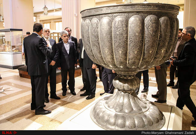 بازدید محمدرضا عارف از موزه بانک ملی ایران 
