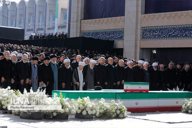 اقامه نماز بر پیکر رهبر شهید انقلاب با حضور جمعی از مسئولان، کارگزار�