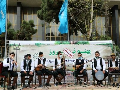 اجرای گروه موسیقی «مازرون» در پهنه رودکی