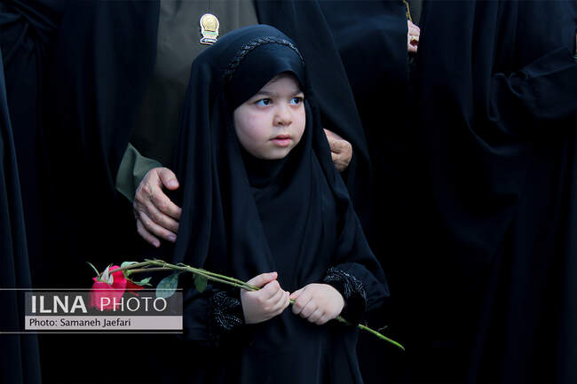 گلباران مسیر حرم امام رضا(ع) با حضور دختران مشهدی