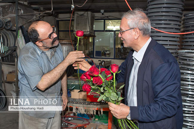 تقدیم شاخه گل در روز کارگر به کارگران معلول