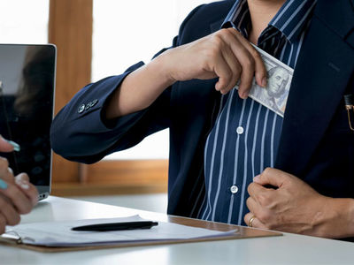 جرم کلاهبرداری چیست؟ + [مجازات کلاهبرداری در قانون جدید]
