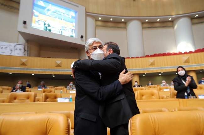 گزارش تصویری از لحظه انتخاب عزیزی خادم به عنوان رئیس فدراسیون فوتبال