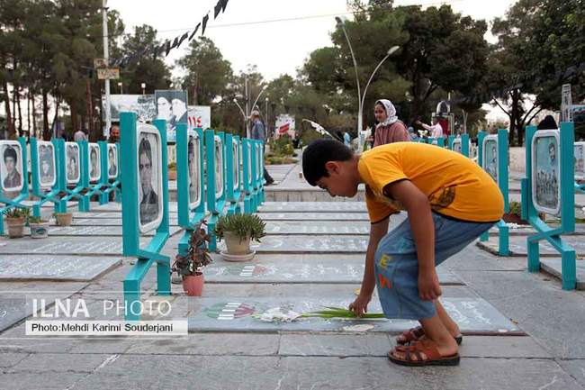 غبار روبی و گل افشانی گلستان شهدای اصفهان