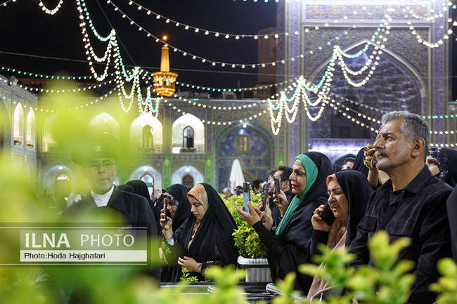 تعویض گل‌های ضریح حضرت امام رضا (ع)
