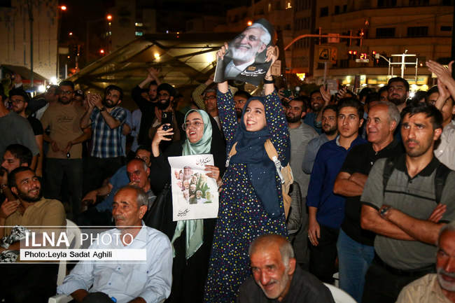 تماشای آخرین مناظره دو نامزد ریاست جمهوری در خیابان های تهران