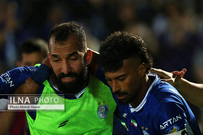 دیدار تیم های فوتبال استقلال تهران و ذوب آهن اصفهان