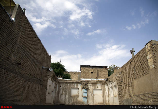وضعیت نابسامان خانه های کلنگی شهرداری در خیابان فاطمی (دورشهر) قم