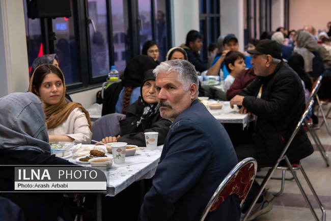 ضیافت افطاری خانه کارگر با حضور کارگران و بازنشستگان-شب هشتم ماه رمض�
