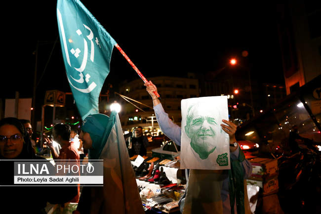 تماشای آخرین مناظره دو نامزد ریاست جمهوری در خیابان های تهران