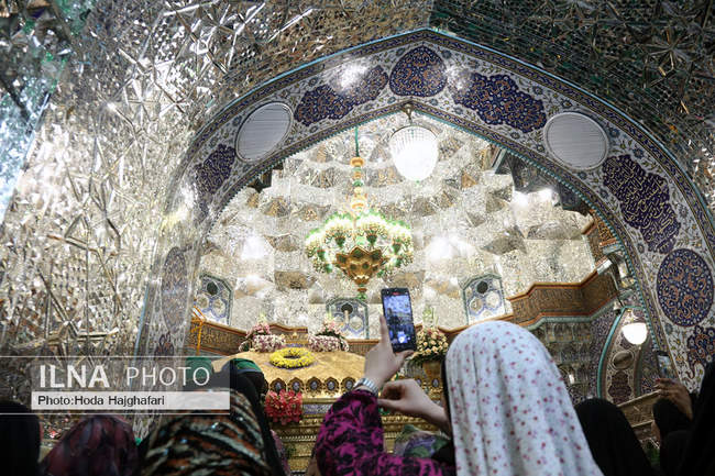 گل آرایی ضریح مطهر حضرت فاطمه معصومه 