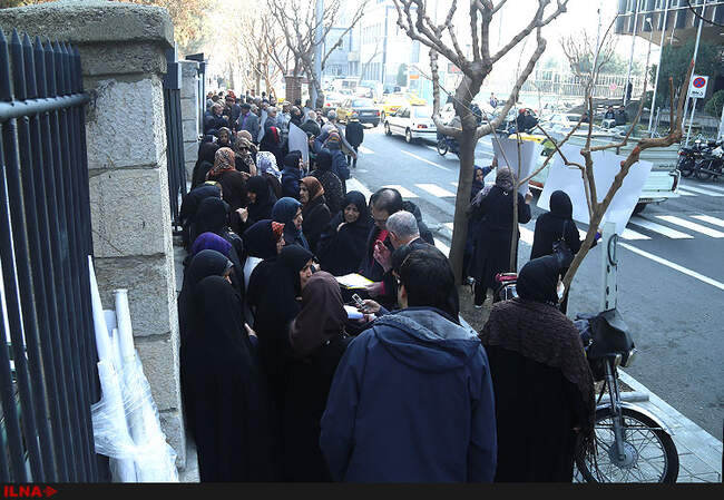 تجمع معلمان معترض به تملک زمین ها مقابل ساختمان شورای شهر