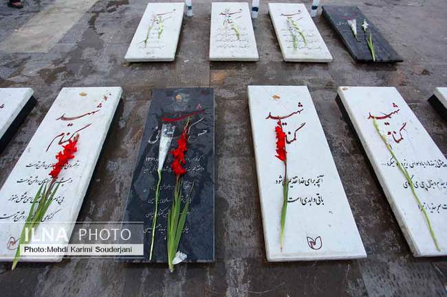 غبار روبی و گل افشانی گلستان شهدای اصفهان