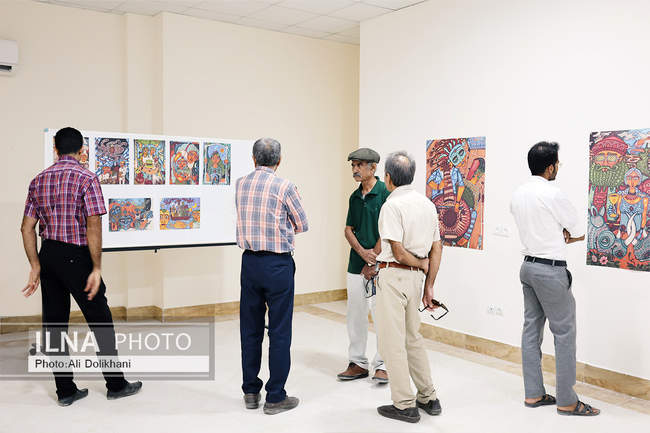 نمایشگاه «صلح» در فین؛ پوسترهای آذرخش فراهانی روی دیوار فرهنگ