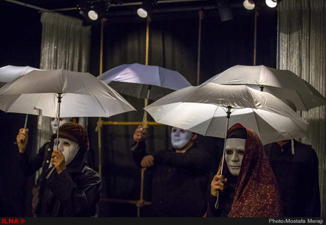 نمایش مسافران در قم به روی صحنه رفت