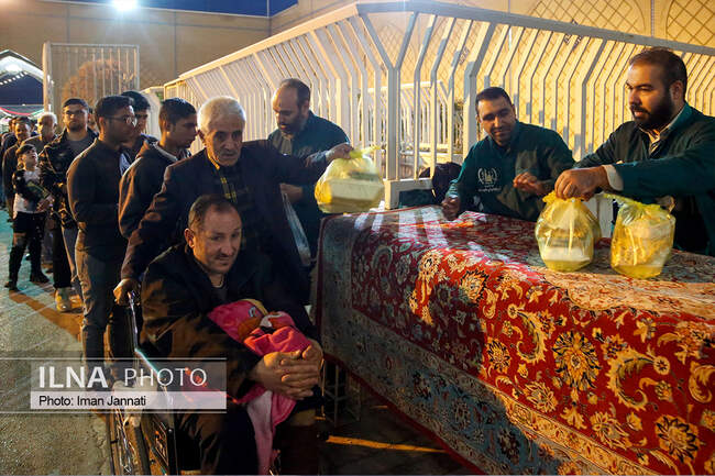 پذیرایی افطار از زائران در ورودی حرم امام رضا(ع)