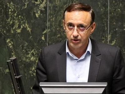 مجلس پای احقاق حقوق بازنشستگان ایستاده است