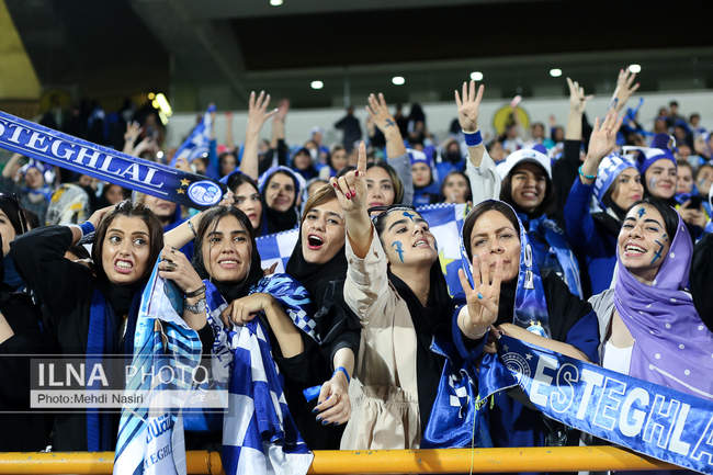 تصاویری از اولین حضور بانوان در لیگ برتر فوتبال  در ورزشگاه آزادی