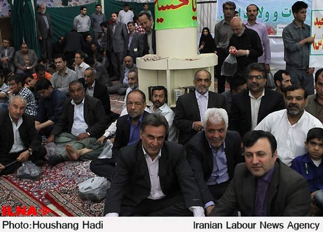 وزیر کار به همراه دبیر کل خانه کارگر در اجتماع بزرگ کارگران حاضر در ح�