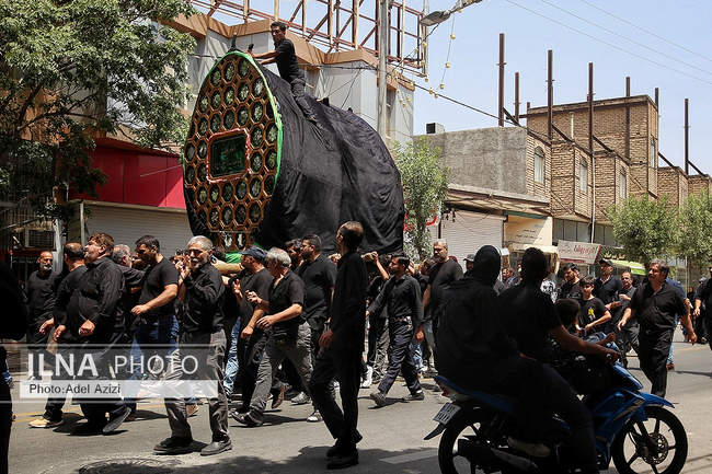 آیین نخلگردانی ظهر عاشورا در تفرش

