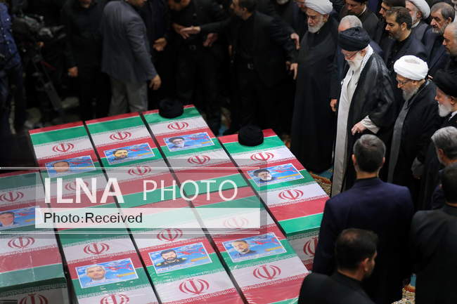 اقامه نماز رهبر معظم انقلاب بر پیکر رئیس جمهور و همراهان ایشان