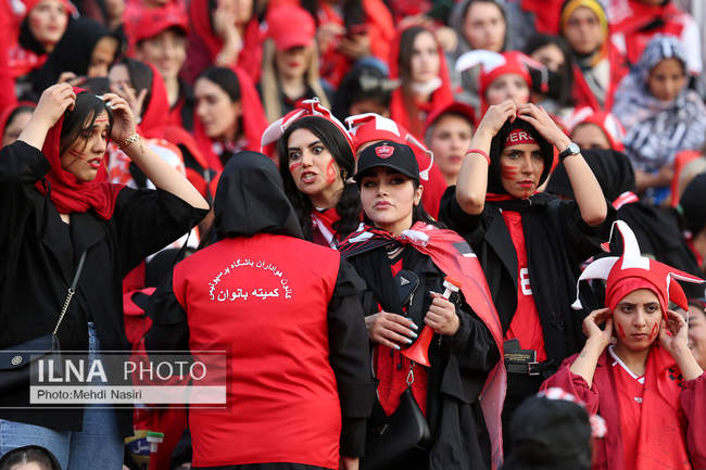 تصاویری از اولین حضور بانوان پرپسولیسی در لیگ برتر فوتبال در ورزشگاه
