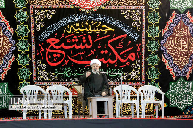 مراسم شاه حسین گویان در تکیه مکتب تشیع در شب عاشورا