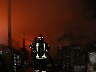 آتش‌سوزی انبار مواد غذایی در رشت