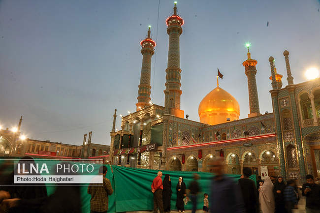 تعویض پرچم گنبد نورانی حضرت فاطمه معصومه سلام الله علیها