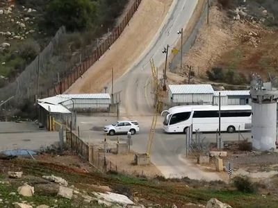 اولین اتوبوس حامل اسرای فلسطینی آزاد شده طبق توافق طوفان الاقصی وارد رام الله شد + فیلم