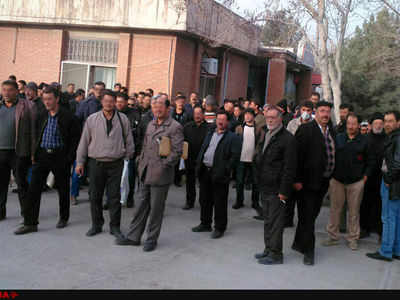 تجمع کارگران سیمان صوفیان در محوطه کارخانه 