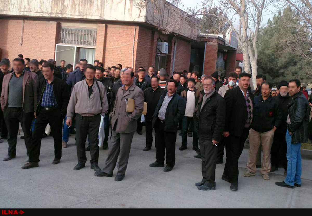 تجمع کارگران سیمان صوفیان در محوطه کارخانه 