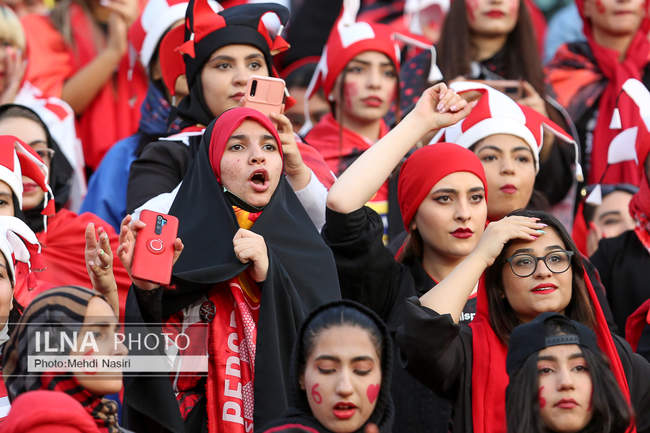 تصاویری از اولین حضور بانوان پرپسولیسی در لیگ برتر فوتبال در ورزشگاه