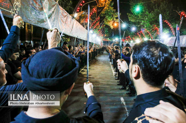 مراسم شاه حسین گویان در تکیه مکتب تشیع در شب عاشورا