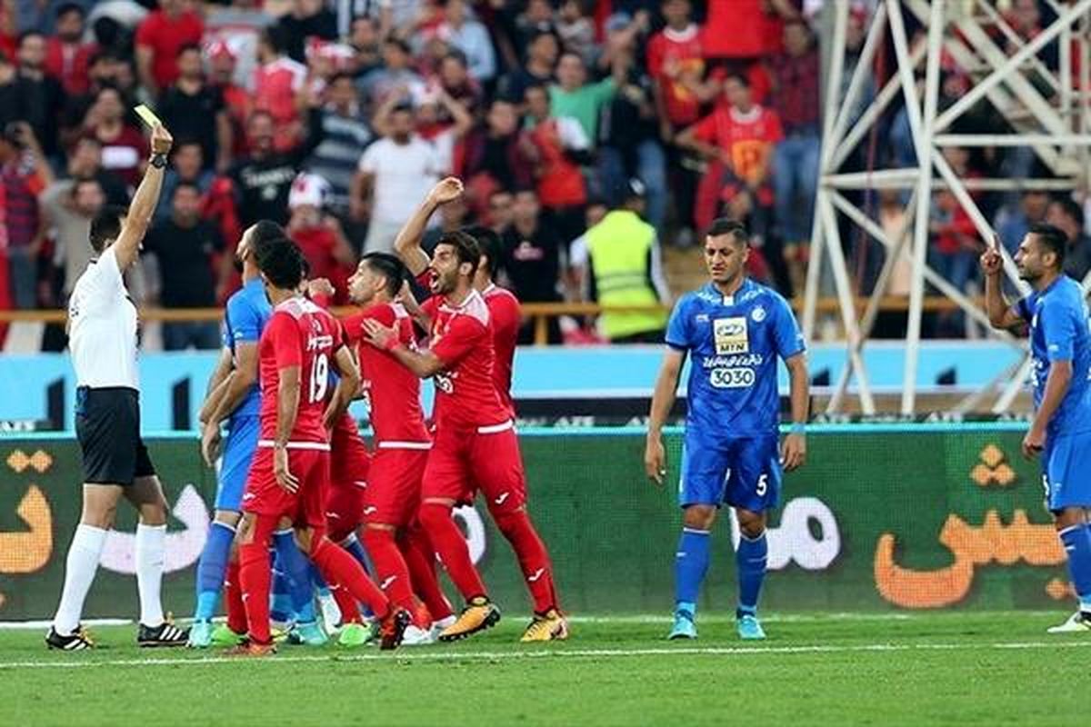 در آستانه دربی 88/ دو دختر با گریم مردانه دستگیر شدند