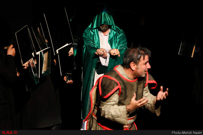 نمایش«مردی در آینه»