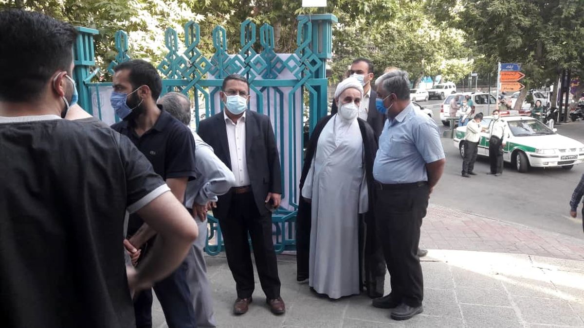 حجت الاسلام ناطق نوری در حسینیه ارشاد رأی خود را به صندوق انداخت
