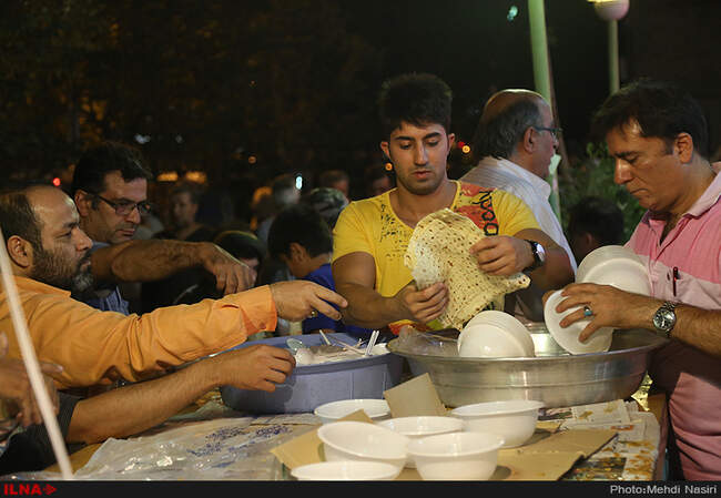 سفره های افطاری در خیابانهای تهران