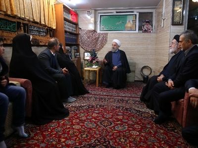 رییس جمهور با مادر شهیدان باقری زند دیدار کرد