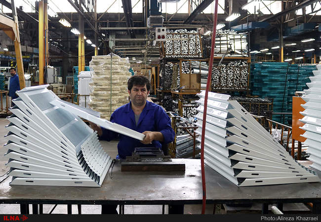 بازدید هیئت اجرایی خانه کارگر شرق تهران از کارخانجات و اهدای گل به کا
