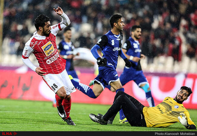 دیدار تیم های فوتبال پرسپولیس تهران و استقلال خوزستان