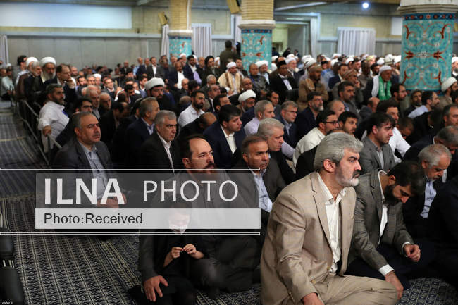 دیدار جمعی از مردم، مسئولان و مهمانان کنفرانس وحدت اسلامی با مقام مع�