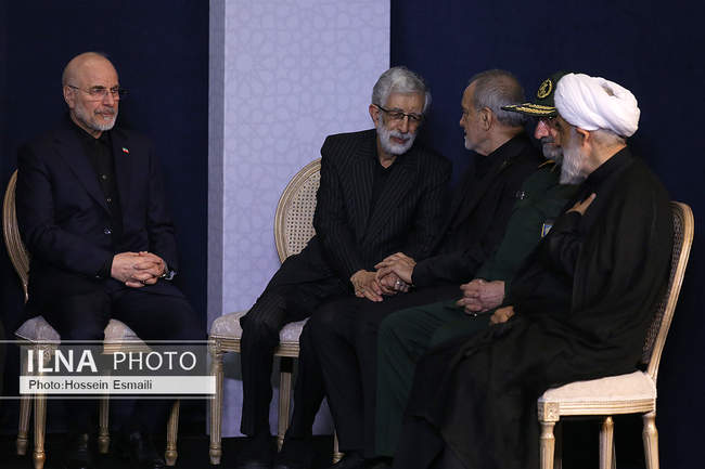 ادای احترام سران قوا و مسئولان نظام به پیکر آقای شهید ایران