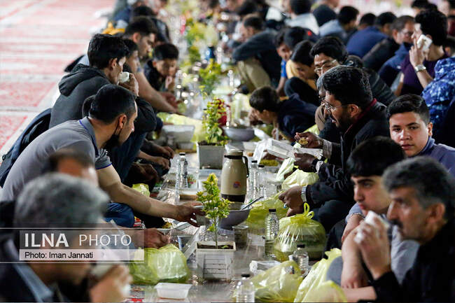 پذیرایی افطار از زائران در ورودی حرم امام رضا(ع)