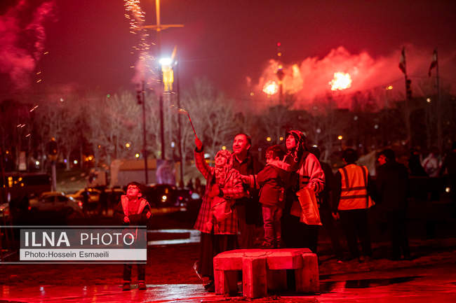 نور افشانی در شب سالگرد انقلاب