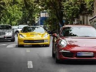 کلکسیونی از خودروهای لوکس دنیا در خیابان‌های تهران/فیلم